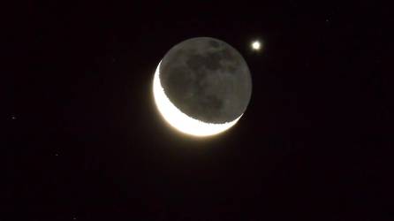 Vista del planeta Venus ocultándose tras una delgada luna creciente.