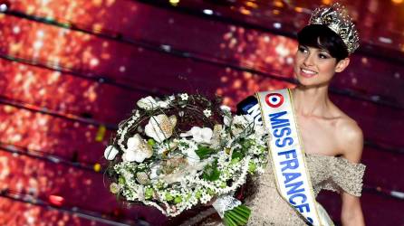 El público francés y un grupo de jueces coronaron a la nueva Miss Francia 2024 a Éve Guilles, concursante de 20 años quien llamó la atención por su corte de cabello estilo pixie.