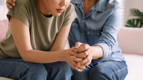 Padres estresados podrían generar autolesiones en sus hijos