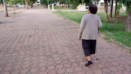 Las personas con unas rodillas frágiles y dolorosas con frecuencia se les aconseja que usen zapatos con soporte.