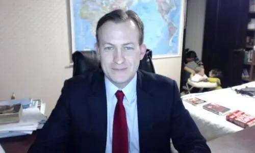 Este domingo se cumplen siete años desde que el profesor Robert E. Kelly y su familia se convirtieron en protagonistas de un momento viral. Durante una entrevista en vivo con la cadena BBC, el experto en Corea fue interrumpido de manera graciosa por sus hijos, marcando un instante que capturó la atención de millones en todo el mundo.