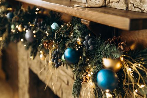 En las guirnaldas puedes utilizar tonos en tendencia como el azul y dorado.