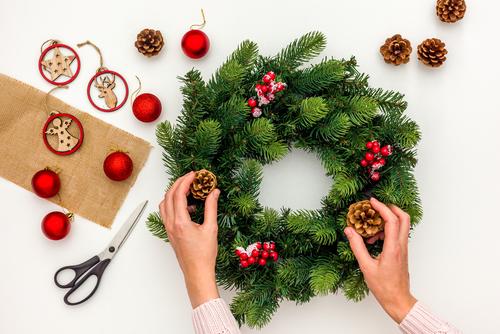 Puedes usar esferas recicladas y bellotas naturales o pintadas a mano para decorar una corona.