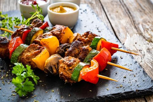 Brochetas de pollo y vegetales.