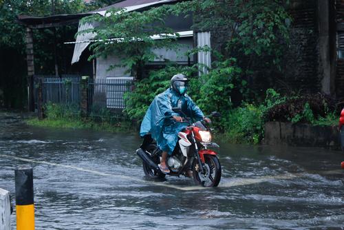 Si conduces motocicleta debes conducir con precaución, reduce la velocidad.