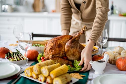 Hornear un pavo es una de las tradiciones gastronómicas norteamericanas para celebrar el Día de Acción de Gracias.