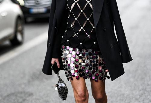 Los conjuntos de tres piezas son la mejor opción cuando se usan faldas o pantalones metalizados.