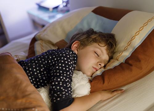 Considere ir al pediatra si su niño tiene dificultad para conciliar el sueño o se despierta durante la noche.