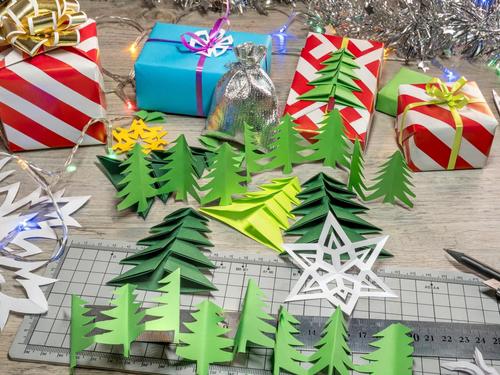 Decora con ingenio las cajas de regalo, haciendo árboles o estrellas navideñas de papel como elemento decorativo