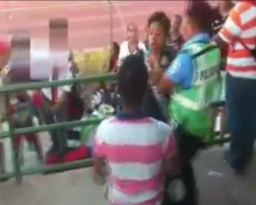 Policía se va a golpes contra aficionado en Nicaragua