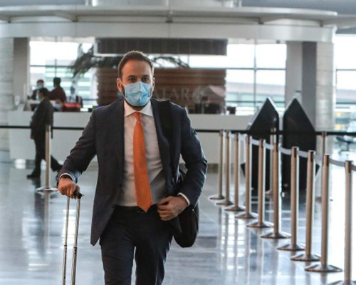 Sólo viajeros con prueba de covid negativa podrán abordar vuelos