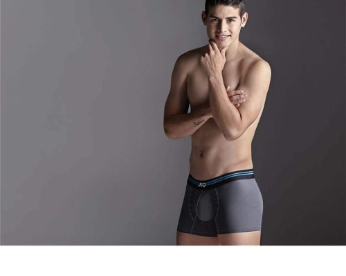 James Rodríguez posa sexy en ropa interior