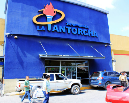 Premian trayectoria de 48 años de Supermercados La Antorcha