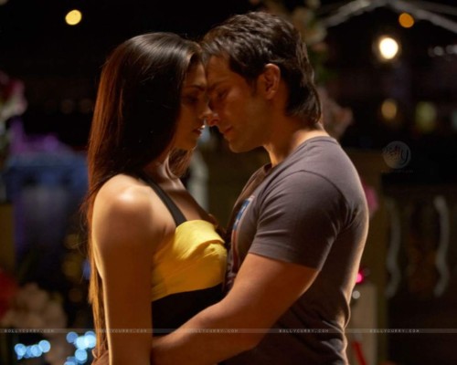 Saif and Deepika romantic scene in Love Aaj Kal movie