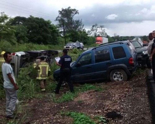 Vuelca camioneta de hondureño en Tamaulipas, México