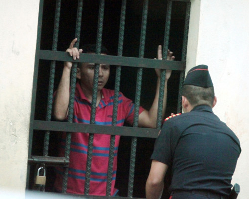 Detienen a policía por robo de celular