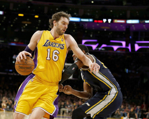 Pau Gasol saca la cara por los Lakers