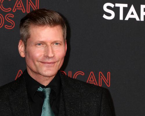 Crispin Glover de Volver al futuro es demandado por presunto cautiverio