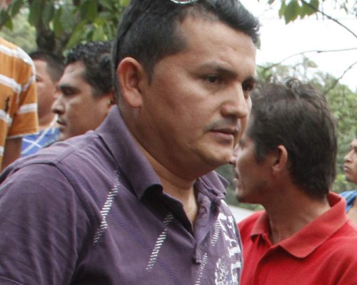 Camión pierde el control y carga cae sobre pick up