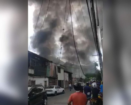 El incendio suscitado hoy en la colonia Miramesí de Tegucigalpa.