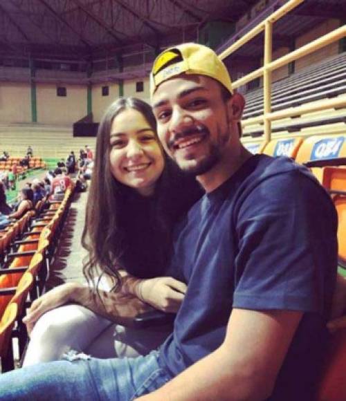 José Alejandro Reyes: El centrocampista del Olimpia tiene como novia a Nadia Pinto.