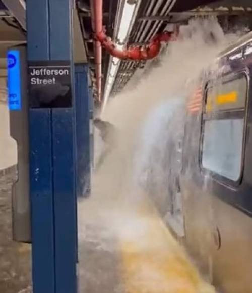 Las impactantes imágenes del metro inundado se viralizaron en redes sociales.