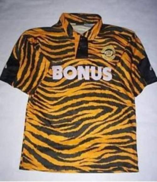 Camiseta del Hull City. En 1992 este club inglés recientemente ascendido a la Premier League utilizó esta camiseta. La misma fue calificada como 'horrorosa' por los principales medios de comunicación ingleses y provocó el rechazo masivo de propios y extraños. Un verdadero cachetazo al buen gusto.