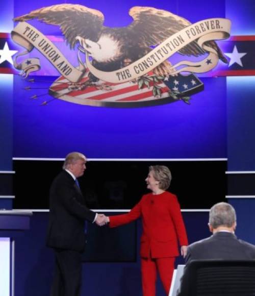 El candidato republicano a la presidencia de Estados Unidos Donald Trump y su rival demócrata Hillary Clinton se dan la mano tras su primer debate. EFE