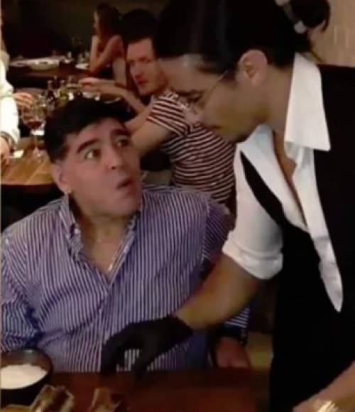 Uno de sus clientes favoritos es el ex futbolista argentino, Diego Maradona. Salt Bae ha expresado su admiración por el 10 desde su paso por Argentina, donde estudió durante varios años sobre la industria de la carne y la forma tan especial de los cortes para el asado.