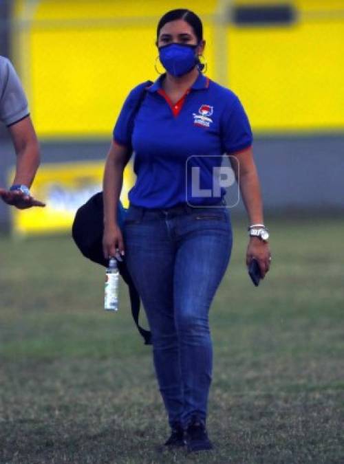 En la cancha del estadio Humberto Micheletti apareció la guapa kinesiología de la UPN, Karen Lizeth Lobo, y se robó miradas.