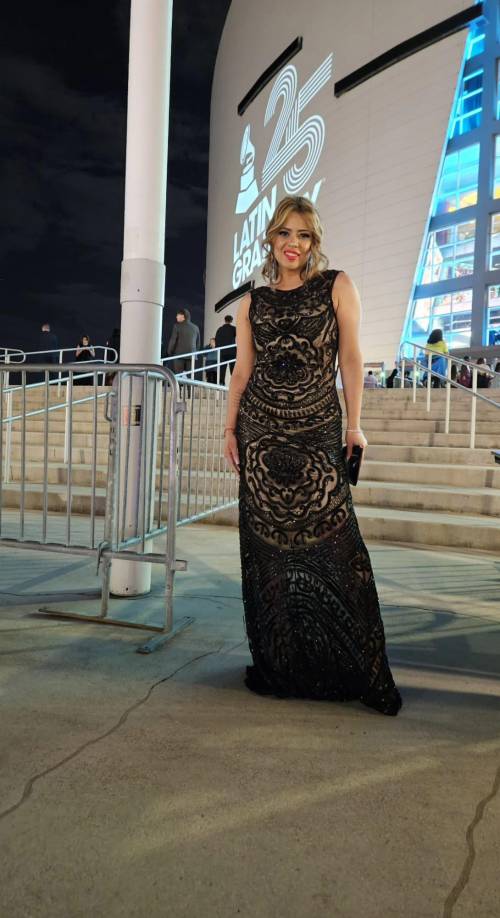 Este elegante vestido negro que lució en una de las galas de Los Latin Grammy es creación del diseñador Adolfo Canaca, originario de La Ceiba, y quien reside actualmente en Los Ángeles.