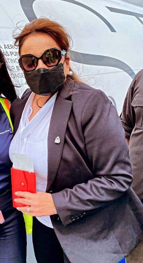 Xiomara Castro abordó un vuelo comercial el viernes en horas de la tarde, acompañada por su hijo y secretario presidencial, Héctor Zelaya Castro, y el canciller Eduardo Enrique Reina.