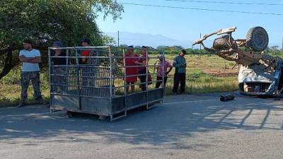 El pick up en el que se transportaban varias personas que resultaron heridas en el accidente quedó volcado.