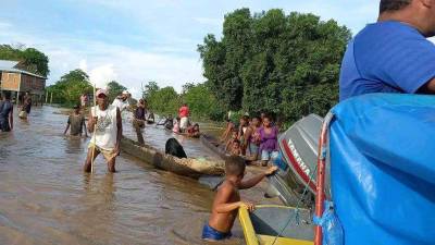 En los municipios de Villeda Morales y Puerto Lempira, los pobladores se ven obligados a vivir con el agua bajo sus casas debido a las lluvias.