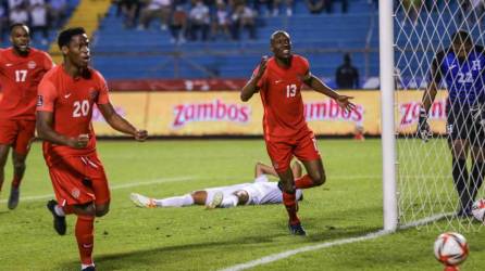 Denil Maldonado se lamenta en el suelo tras el autogol mientras los jugadores de Canadá celebran.