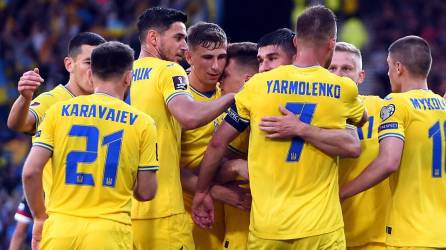Los jugadores de Ucrania festejan el primer gol del partido ante Escocia marcado por Andriy Yarmolenko.