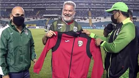 Roberto Contreras, alcalde de San Pedro Sula, posando muy alegre con la camiseta del Marathón junto a Orinson Amaya y Rolin Peña.