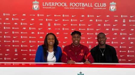 Keyrol fue acompañado por su padre Maynor Figueroa y su madre Sandra Norales durante la firma del vínculo con el Liverpool.