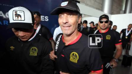 Pedro Troglio se mostró muy contento al regreso del Olimpia al país tras ganar el título de la Liga Concacaf 2022.