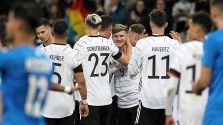 Jugadores de Alemania felicitando a Timo Werner por su gol contra Israel.