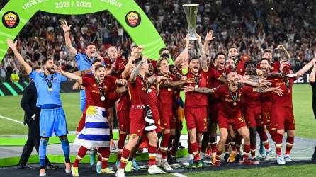 Jugadores de la Roma y José Mourinho celebrando el título de la Conference League.