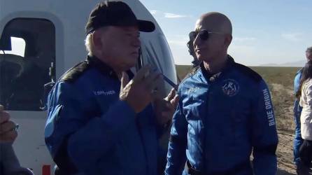 Jeff Bezos saludando al actor canadiense William Shatner.