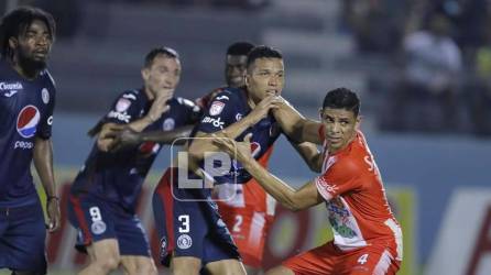 Juan Pablo Montes y Carlos Meléndez luchan en un tiro de esquina de Motagua.