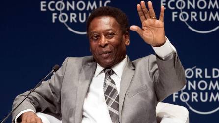 Pelé fue internado de nuevo en Sao Paulo para seguir tratamiento contra tumor.