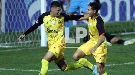 Júnior García celebrando su gol con Jhow Benavídez.