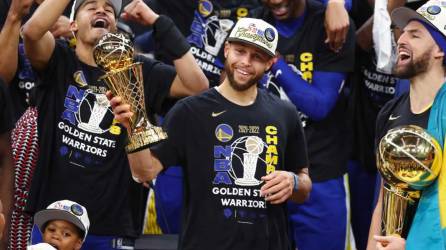 Stephen Curry, muy feliz con su trofeo de MVP de las Finales de la NBA.