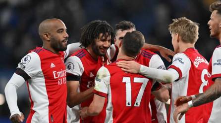 Los jugadores del Arsenal celebranda el triunfo sobre el Chelsea en la Premier League.