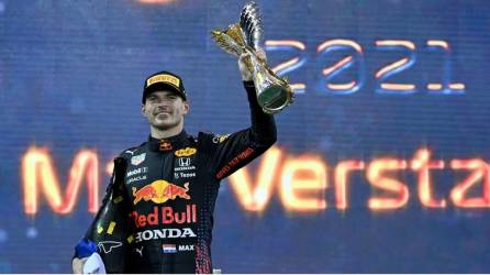 Max Verstappen celebrando su título de la Fórmula 1.