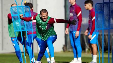 Dani Alves, durante un entrenamiento del Barcelona.