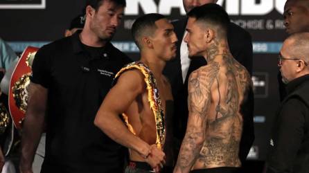 Teófimo López y George Kambosos cara a cara tras el pesaje en el Madison Square Garden.